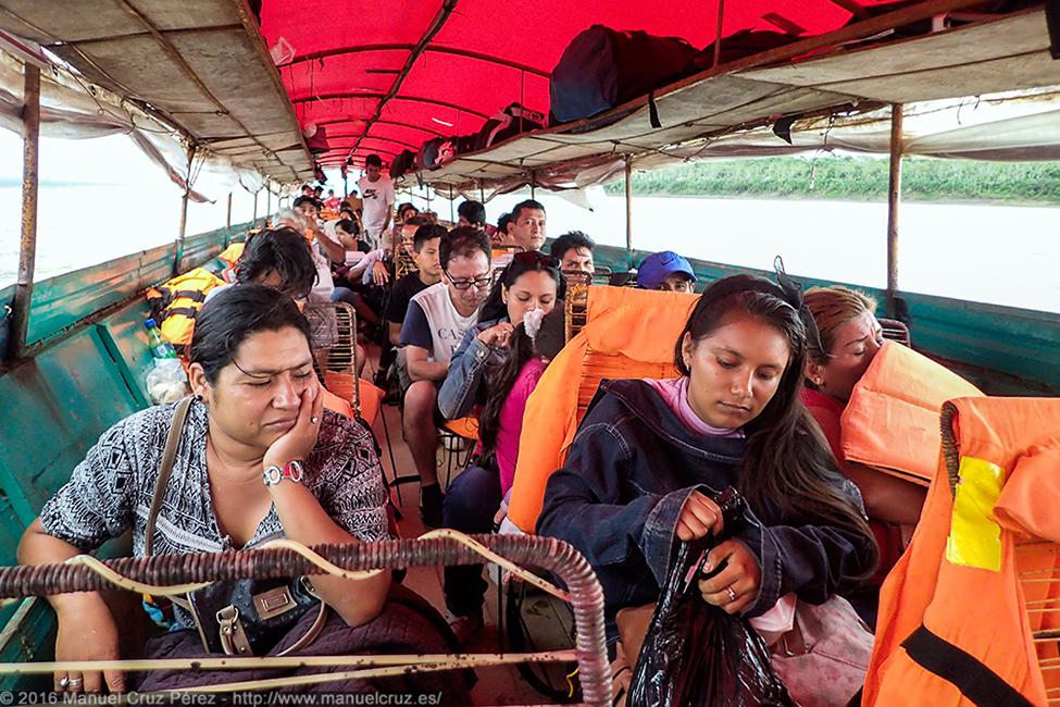 Lancha rápida de transporte de pasajeros en el río Marañón.